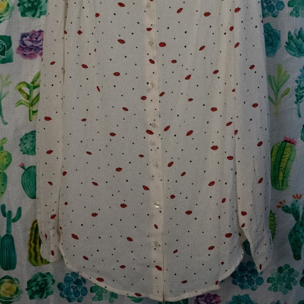 Red Lips button down blouse M - Picture 3 of 3